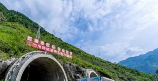 四川峨眉至汉源高速公路乌斯河隧道贯通
