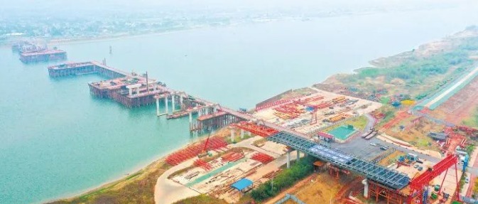 长沙暮坪湘江特大桥首跨钢槽梁顶推顺利完成