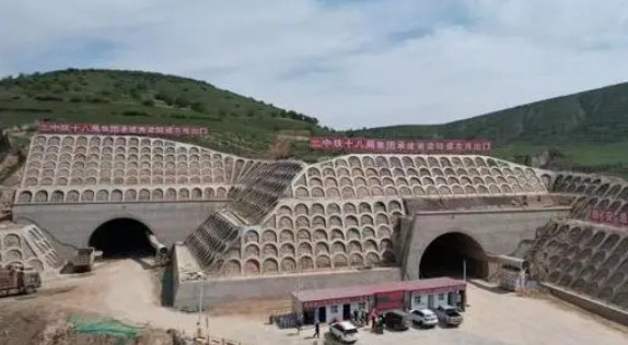 湛江湾海底隧道已掘进3000米，力争年底前完成海域段施工