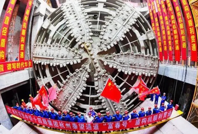 富春江流域首条过江隧道杭州秦望隧道顺利贯通