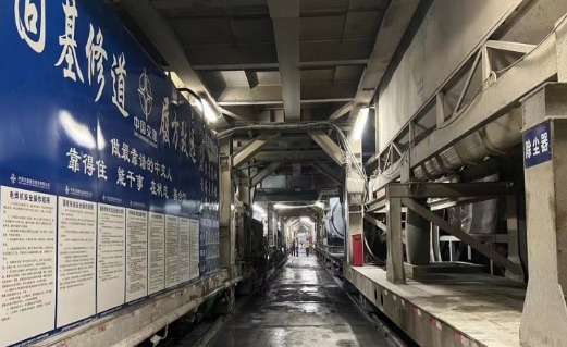 新疆乌尉高速天山胜利隧道中导洞，开挖突破14公里