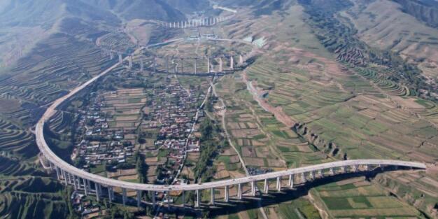 青海首座高速公路螺旋曲线桥，实现顺利合龙