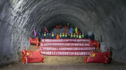 甘肃天庄高速公路项目，赵沟特长隧道双洞贯通