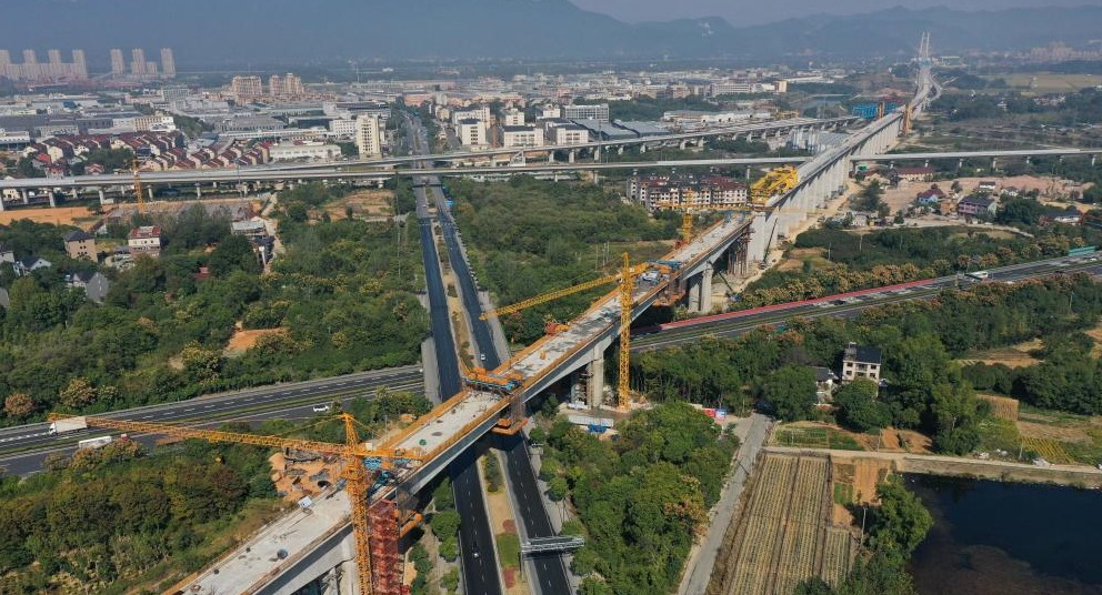 杭温铁路二期工程最大跨度连续梁合龙