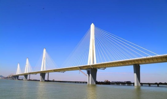 珠海金海特大桥磨刀门段公路桥率先贯通