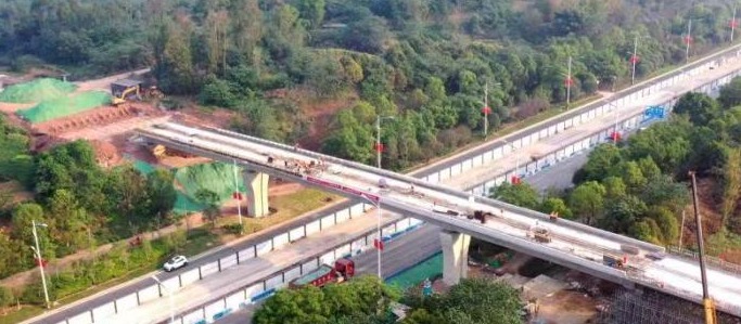 城轨快线璧铜线上跨龙腾大道桥梁主体工程完工