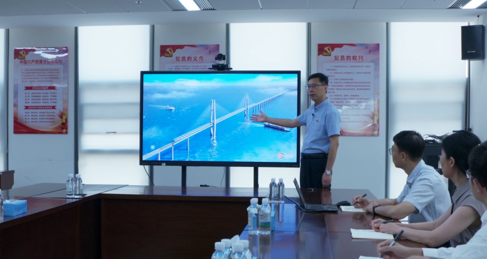张雷：一座铁路桥 一道风景线
