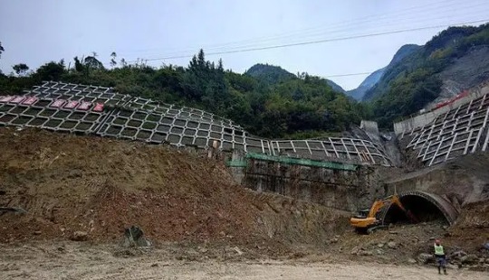 巫云开高速全线隧道，实现顺利进洞