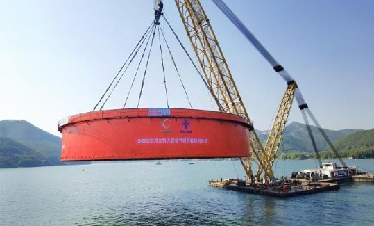 广西苍容高速浔江特大桥，首节钢吊箱下放完成